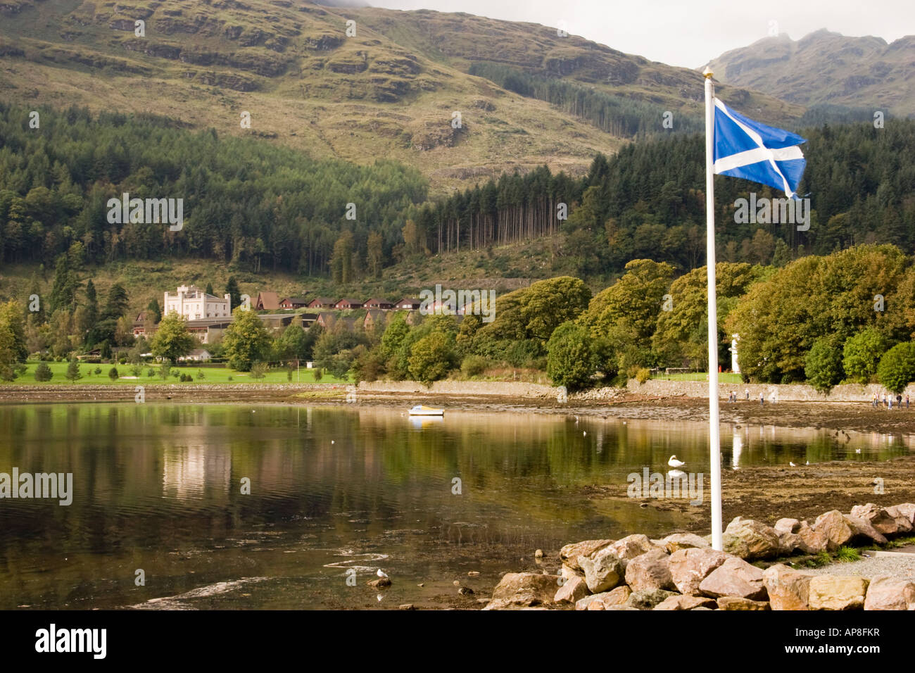 Bandiera scozzese sulla riva di un lago scozzese Foto Stock