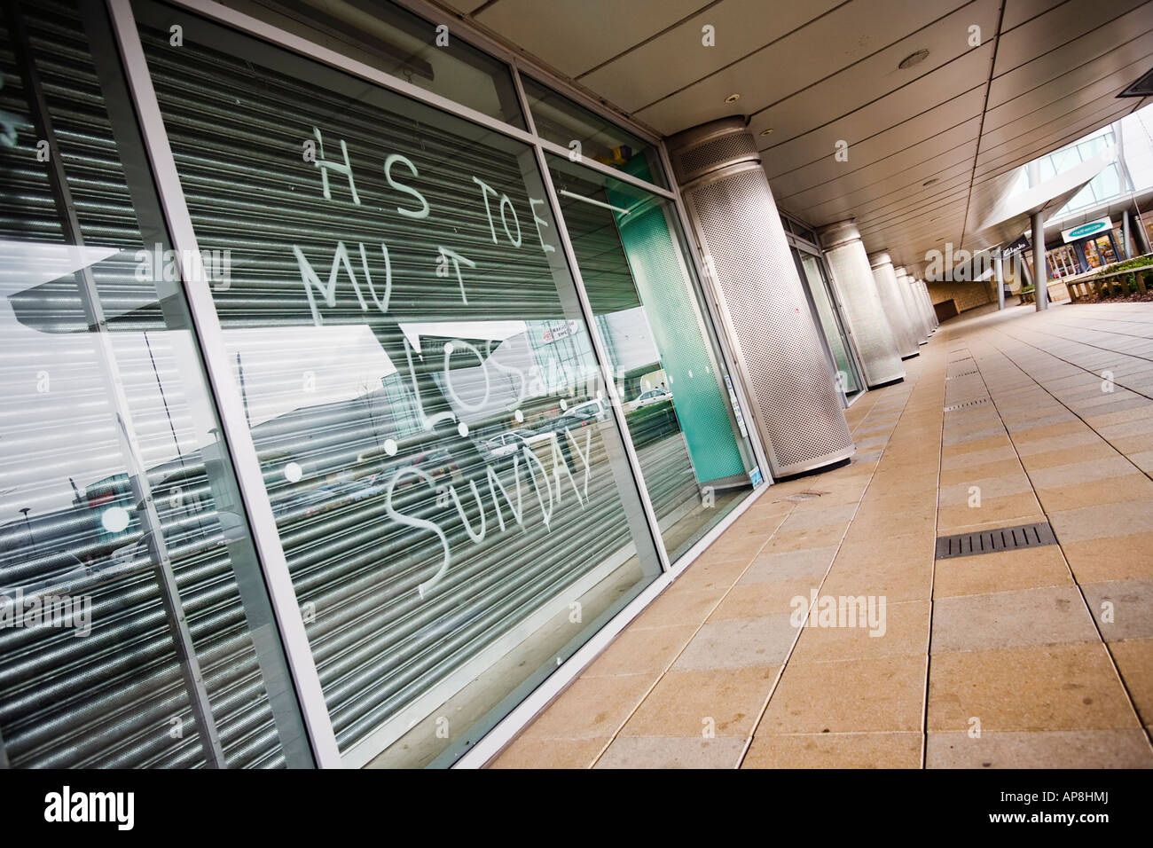 Chiusura bando su una finestra di un high street store, England, Regno Unito Foto Stock
