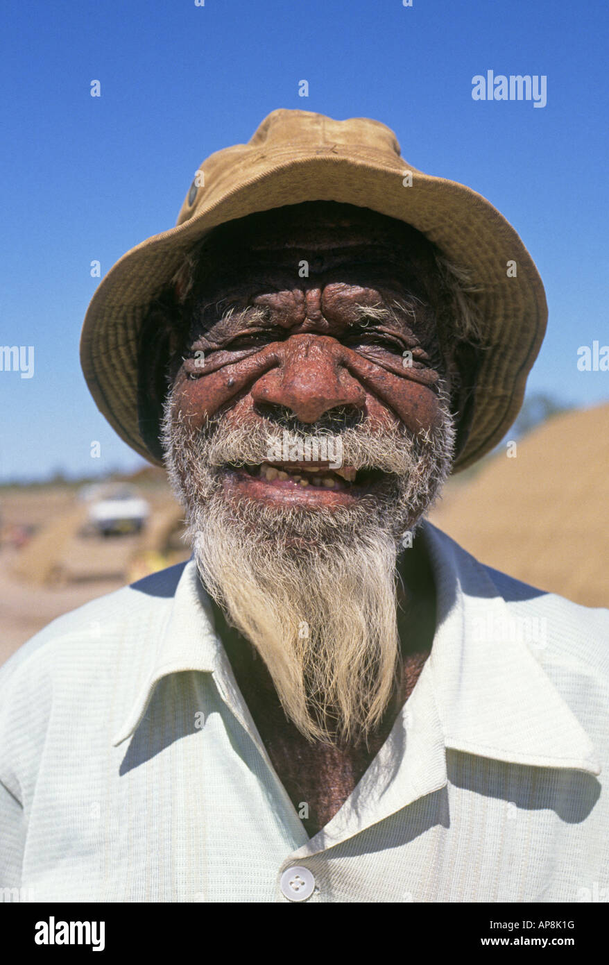 Un ritratto di un anziano uomo aborigene nell'Outback deserto vicino Broome in Australia Occidentale Foto Stock