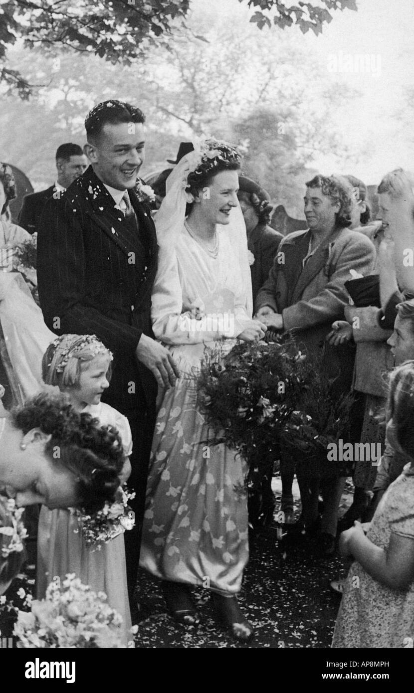 Il vecchio bianco e nero fotografia di famiglia SNAP SHOT ritratto della coppia giovane e gli ospiti nel loro giorno delle nozze del 1950 circa Foto Stock