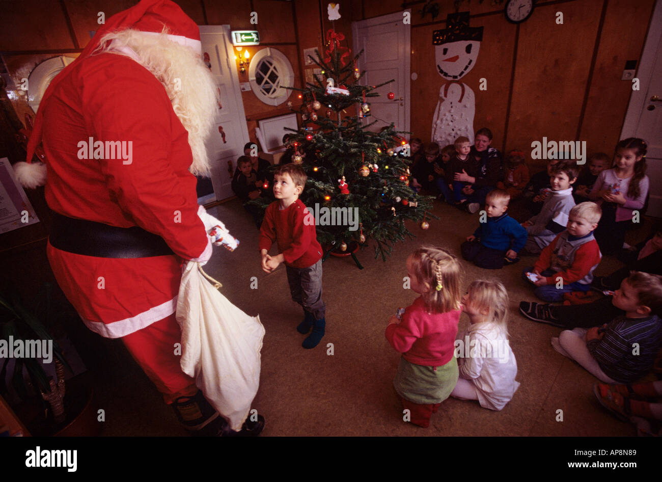 L'islandese Santa o Yule Lad offre ai bambini i regali di Natale in un  asilo nido Foto stock - Alamy