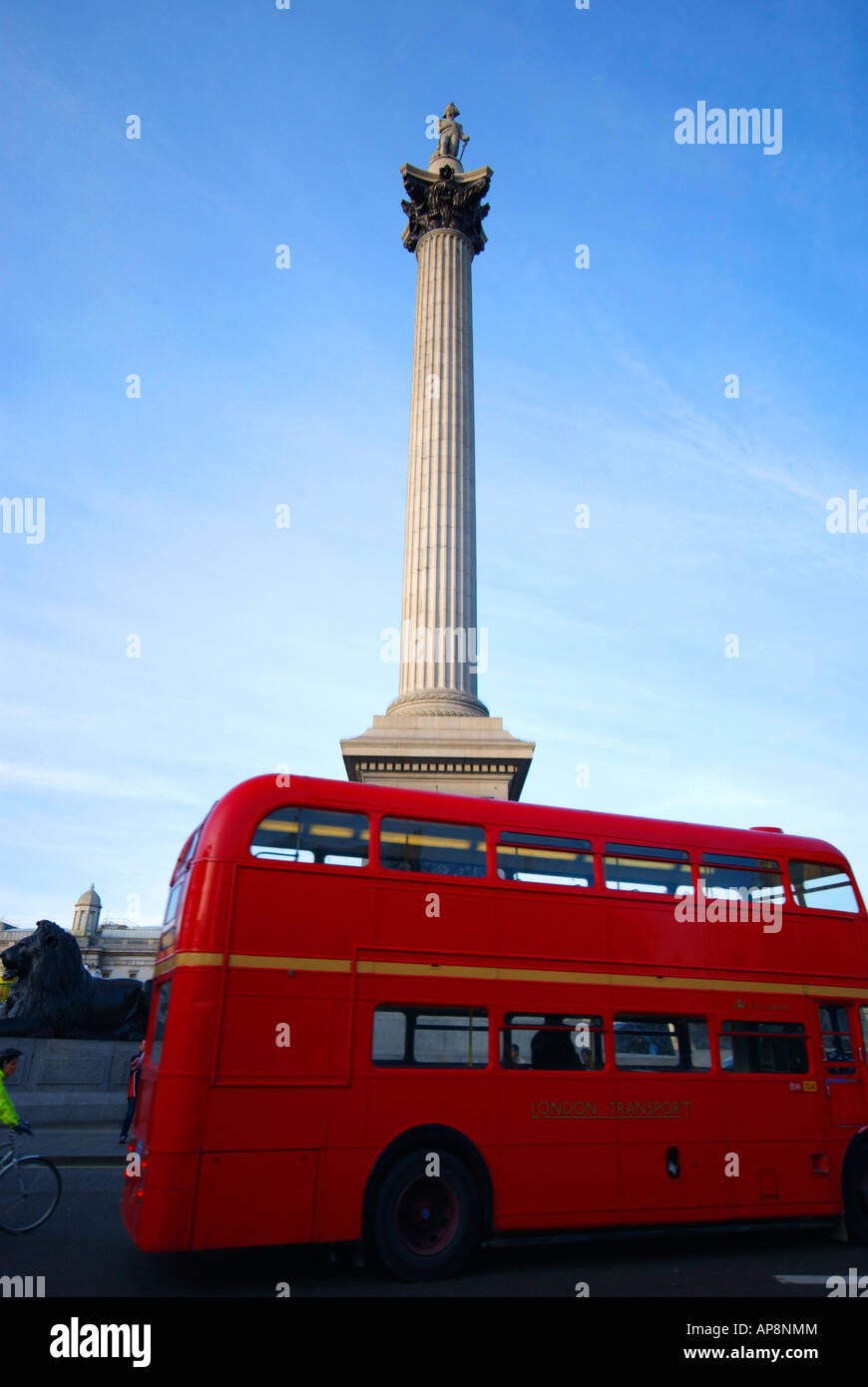 Colonna di Nelson in Trafalgar Square con un vecchio London bus drivinmg passato a Londra. Foto Stock
