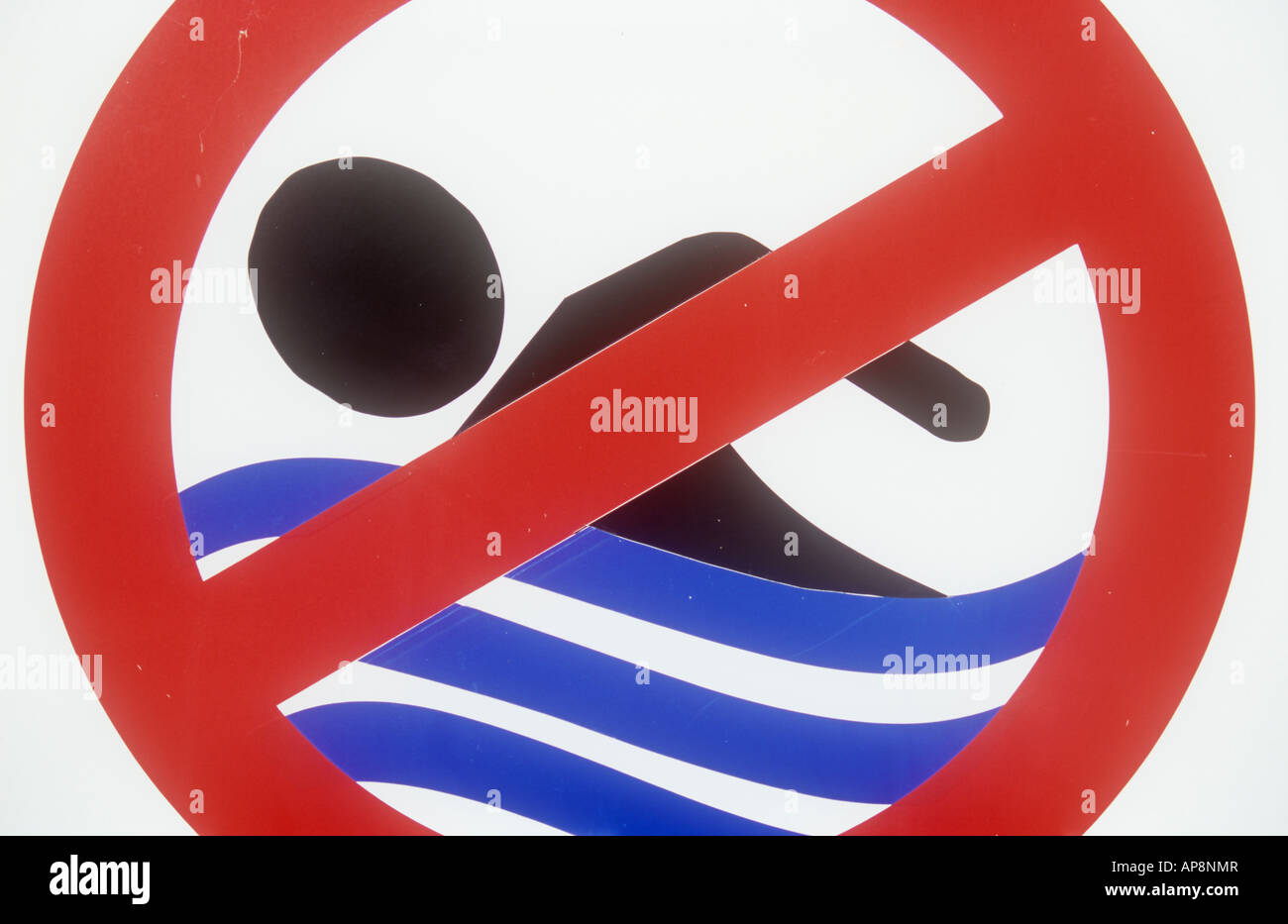 Segno iconico con un cerchio rosso e barra diagonale con nero figura il nuoto in blu e bianco delle forme d'onda che indica assenza di nuoto Foto Stock