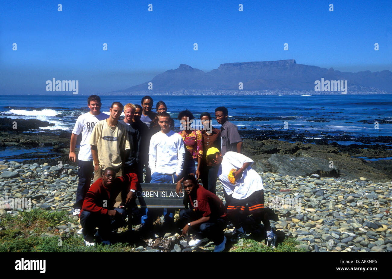 Gli studenti in posa per una fotografia sulla riva di Robben Island South Africa Foto Stock