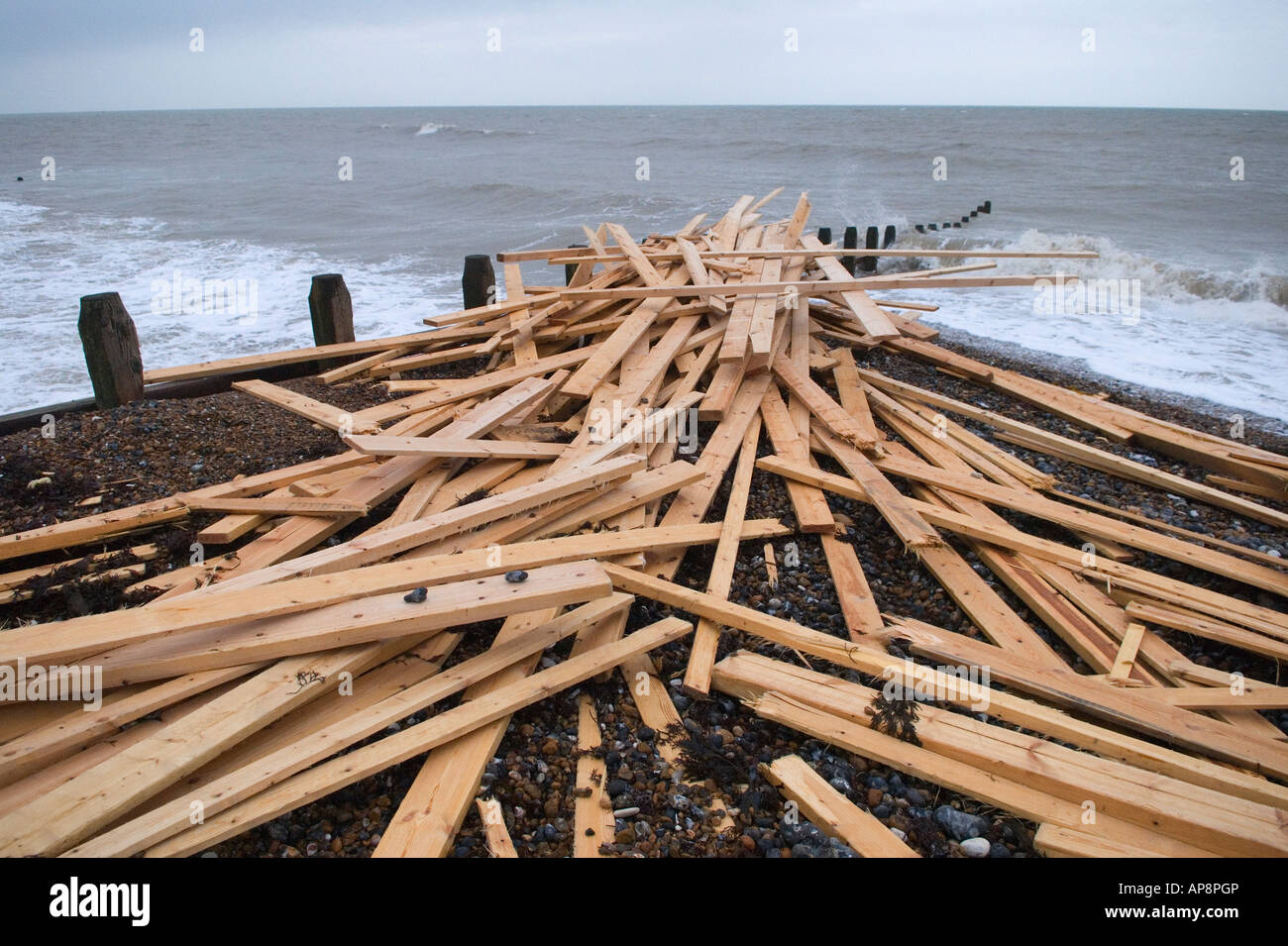 Beach Worthing West Sussex Inghilterra tavole di legno di una nave da carico il “Ice Prince” che affondò in condizioni meteorologiche avverse il 15 gennaio 2008. Anni '2000 Regno Unito Foto Stock