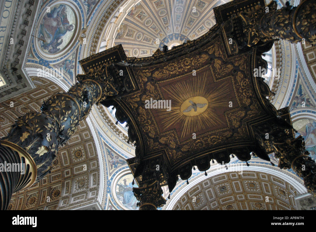 Dettaglio del baldacchino del Bernini, all'interno della Basilica di San Pietro, Roma Italia Foto Stock
