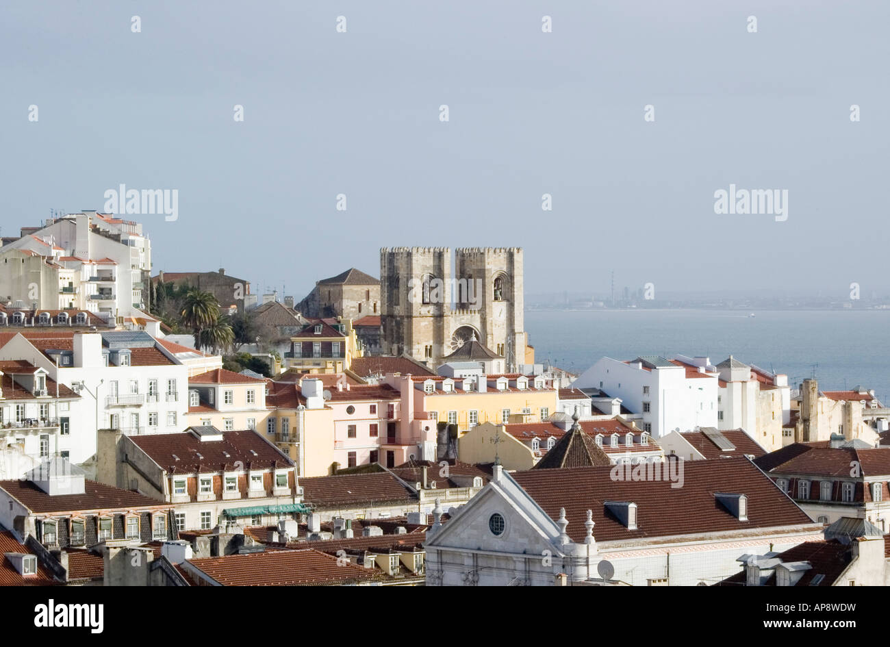 Vista in lontananza la Santa Maria Maior de Lisboa o Sé de Lisboa, la cattedrale di Lisbona Foto Stock