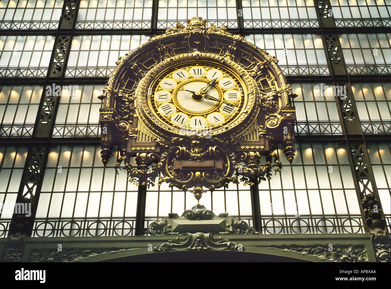 Paris Musee d'Orsay museo interno famoso orologio. Ex stazione ferroviaria Gare d'Orsay del XIX secolo. Rive della Senna sito patrimonio mondiale dell'UNESCO. Francia Foto Stock