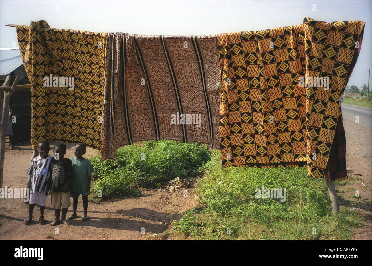 Tre grandi tele di batik o Adrinkas appesi ad asciugare Ashanti regione del Ghana Africa occidentale Foto Stock