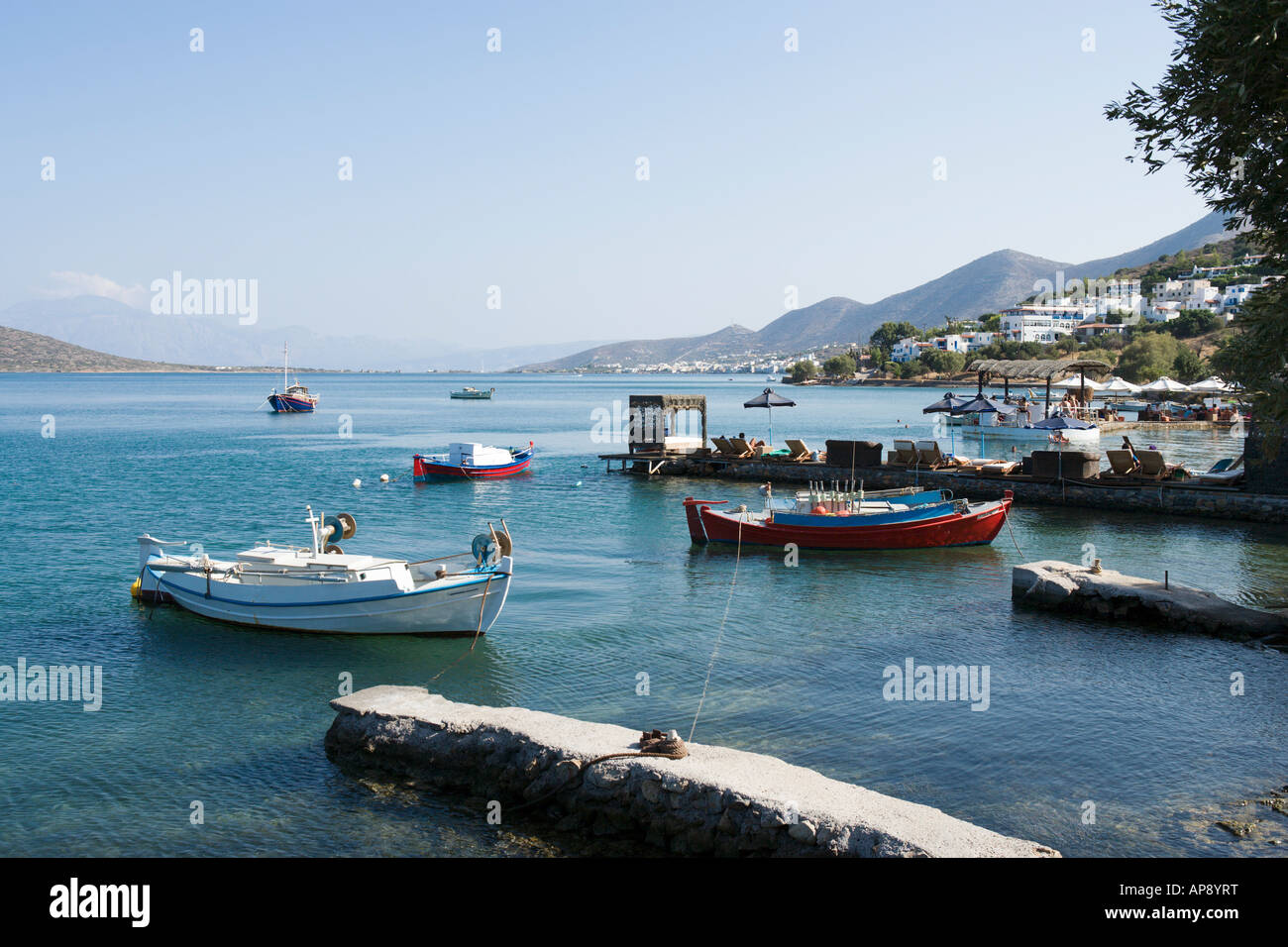 Barche da pesca vicino Marmin Bay Hotel al di fuori di Elounda, Costa Nord Est, Creta, Grecia Foto Stock