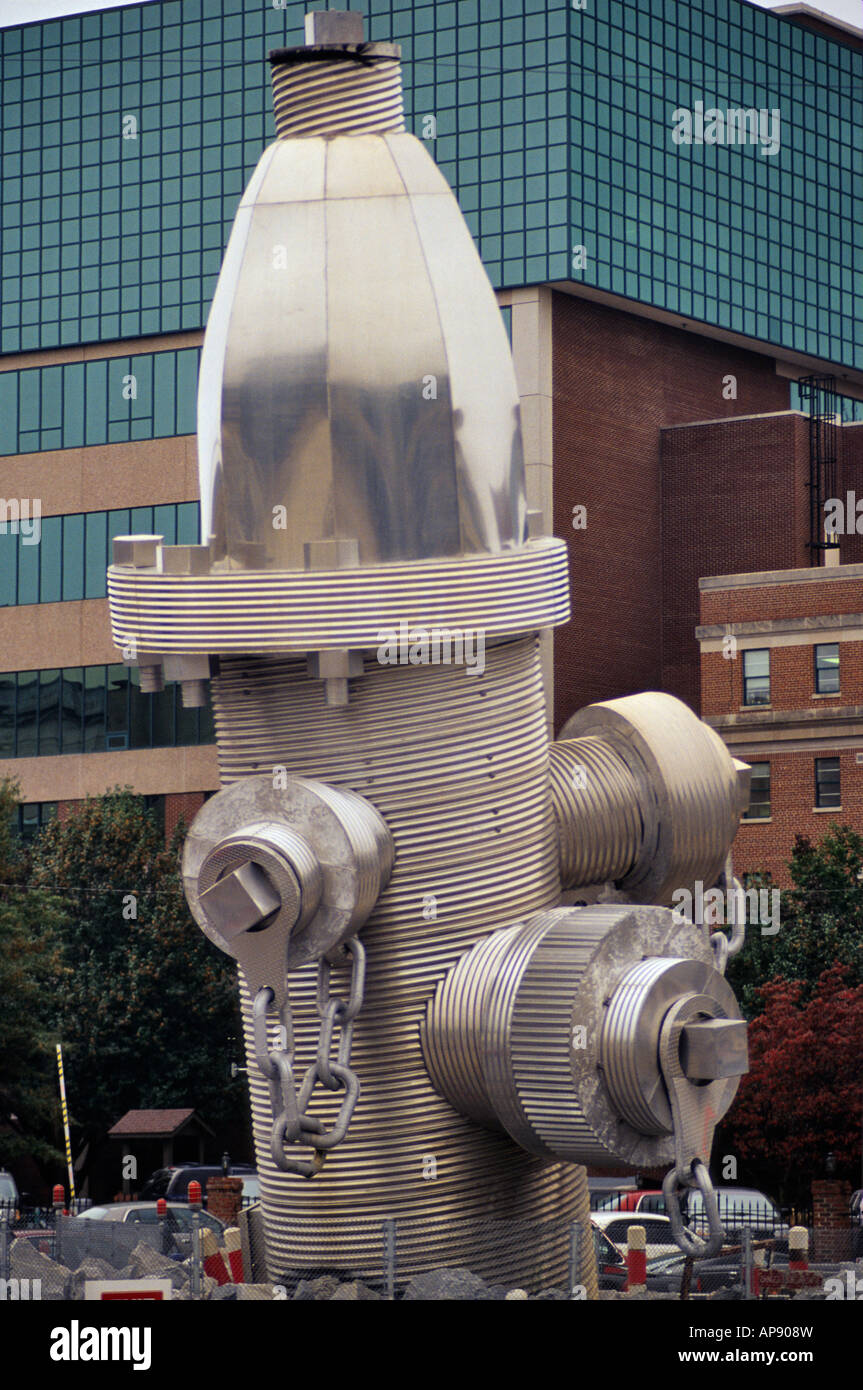 Sfatato Plug Plaza, idrante di fuoco scultura dell'artista Blue Sky a Taylor Street a Columbia nella Carolina del Sud, STATI UNITI D'AMERICA Foto Stock