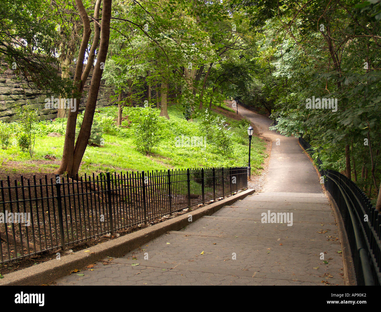 Graduale, in pendenza scalinata e il percorso nel verde fogliame in Riverside Park in Manhattan. Foto Stock