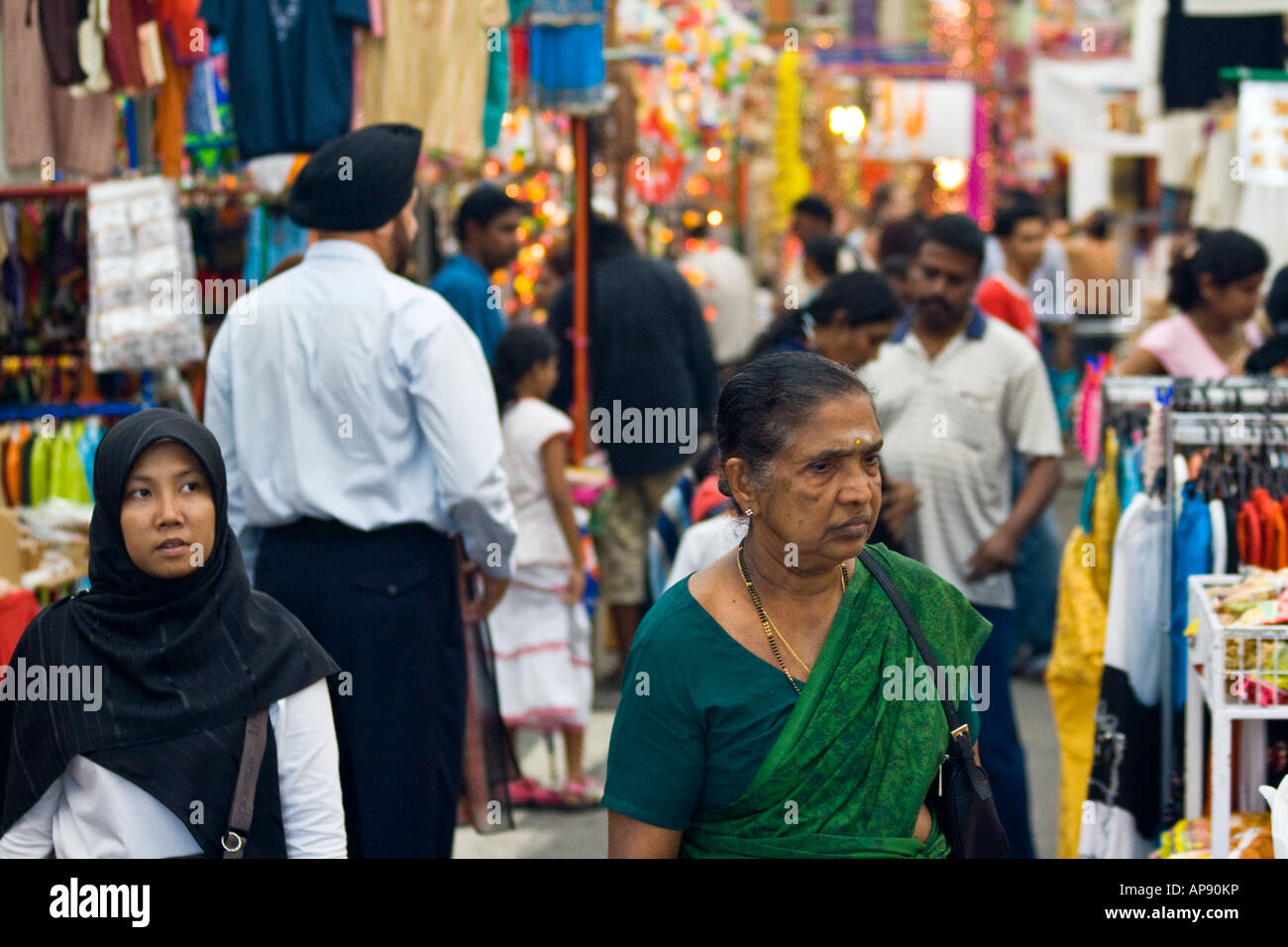 People Shopping in Little India di Singapore Foto Stock