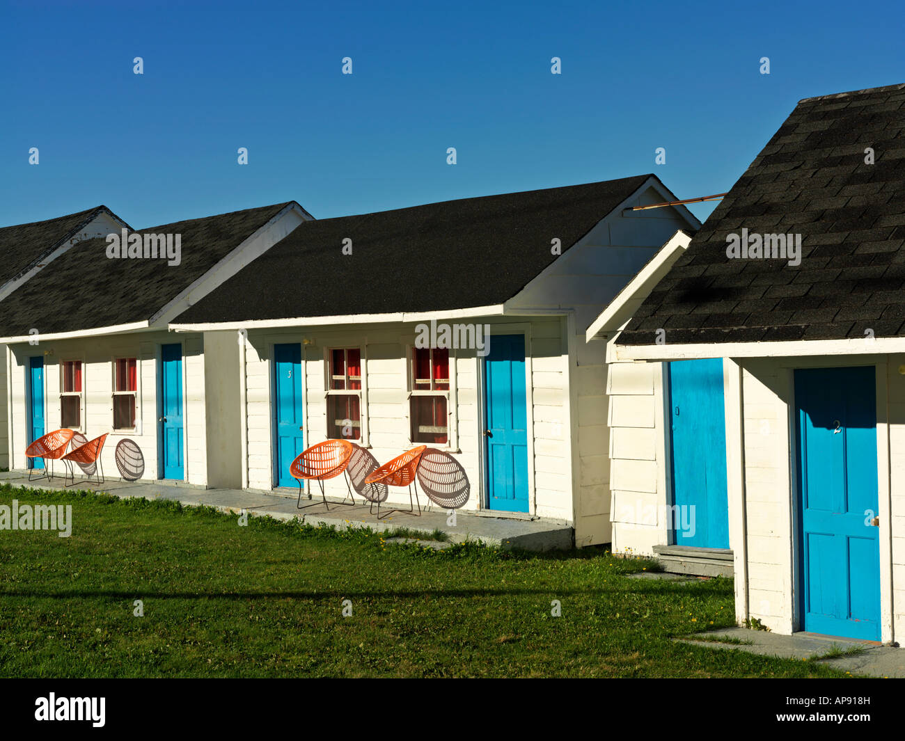 Canada Quebec Gaspesie L'Anse un motel Valleau unità con colorati porte blu Foto Stock