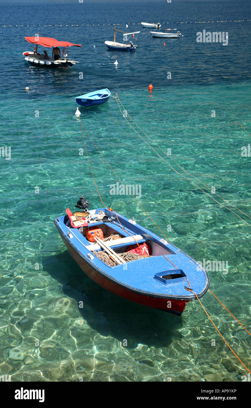 Barche di pescatori di Sveti Stefan summer resort, Montenegro Foto Stock