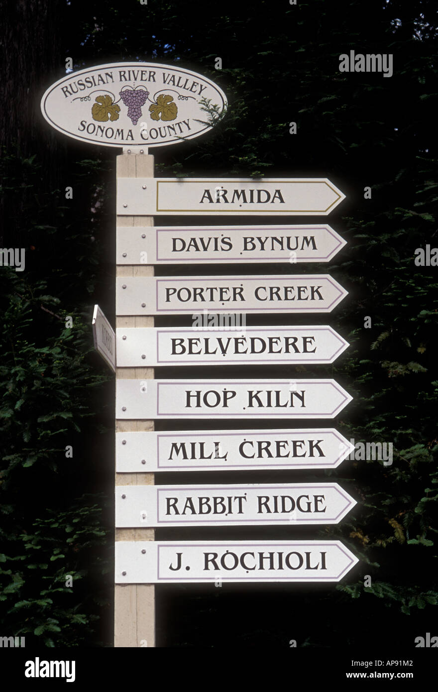 Cartello con nomi di aziende vinicole in Russian River Valley vicino a Healdsburg in Sonoma County in California Foto Stock