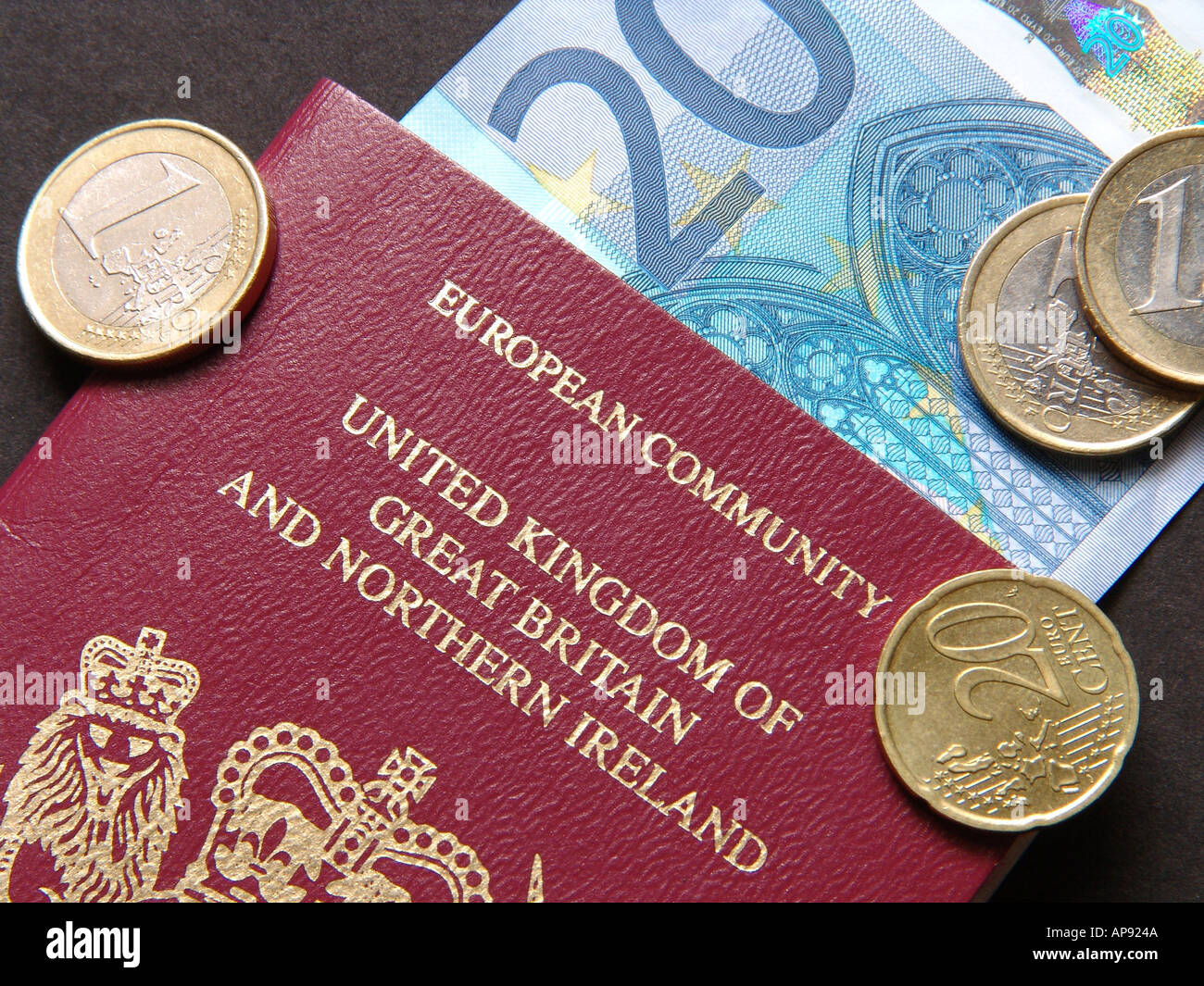 Di euro e un passaporto britannico GB UK 2004 Foto Stock