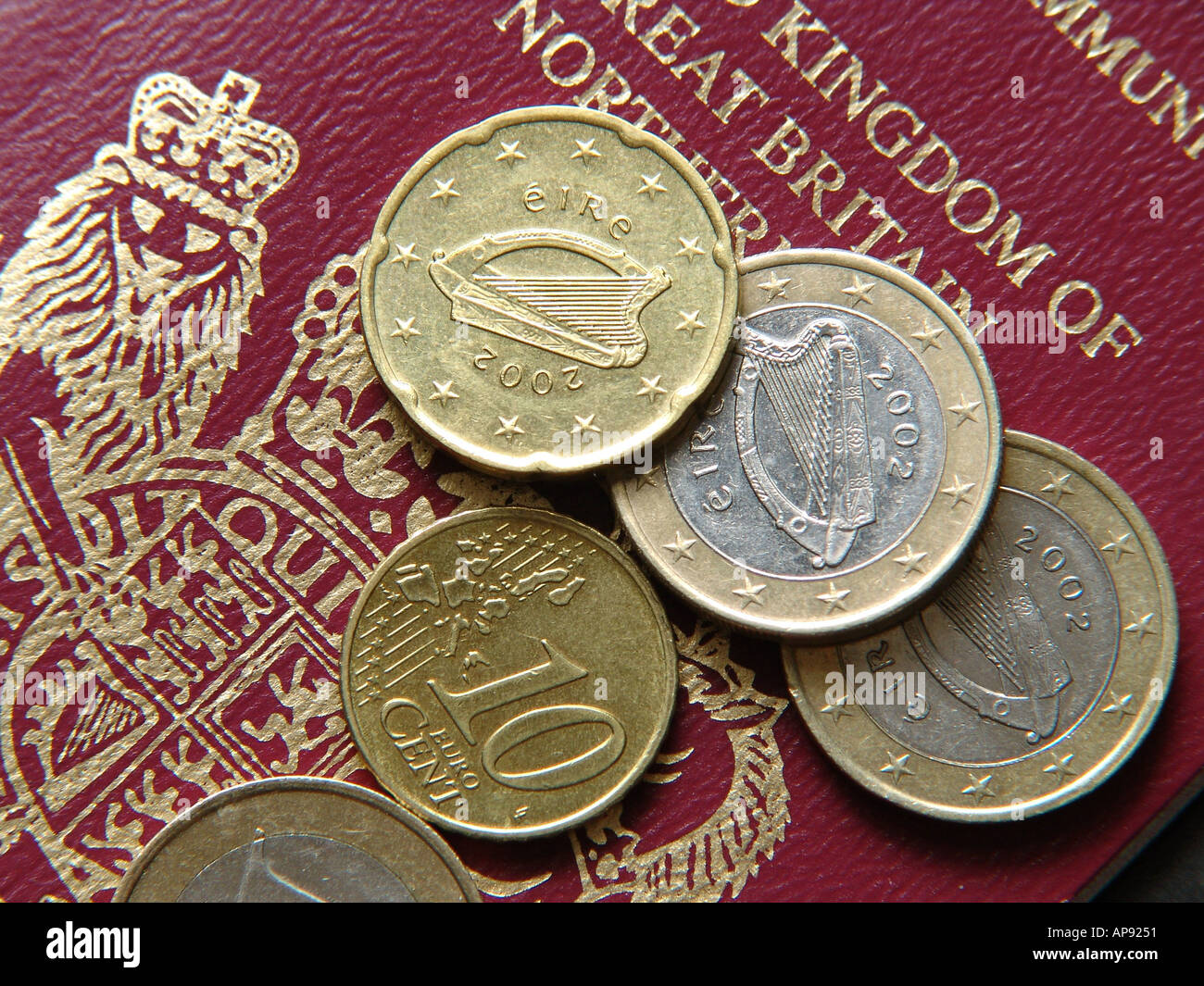 Euro monete e il passaporto britannico GB UK 2004 Foto Stock
