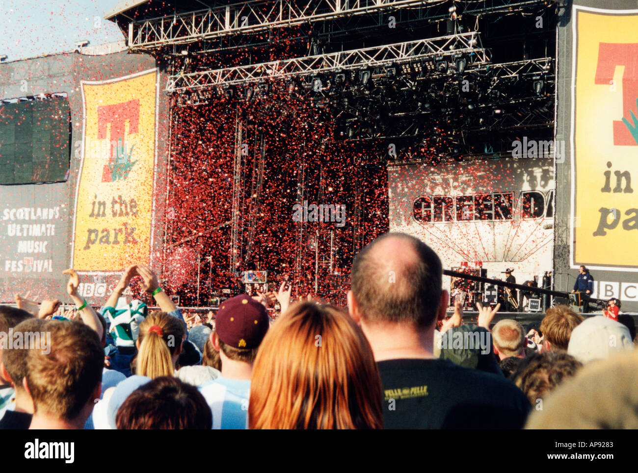 La folla che guarda la band Green Day gioca al T in the Park Music Festival Balado Scozia Foto Stock