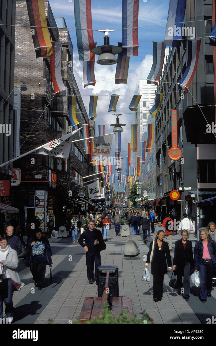 Drottninggatan nel centro di Stoccolma è una strada famosa per lo shopping, vicino Sergel s Torg Foto Stock