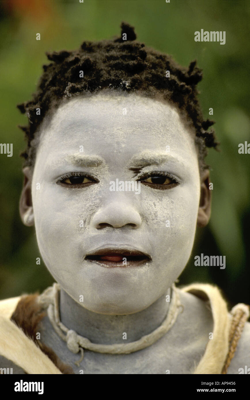 Giovane donna Sangoma con argilla bianca compongono Foto Stock