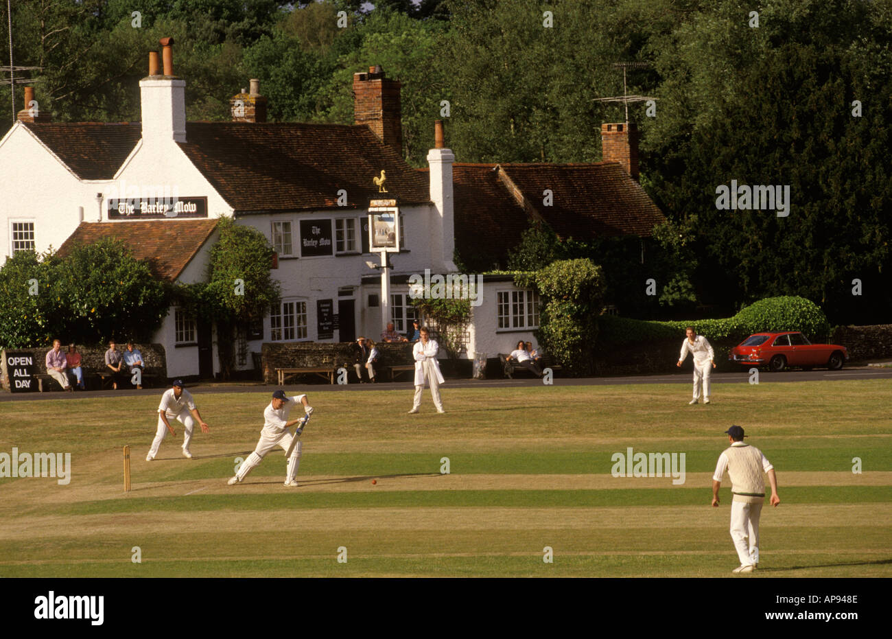Cricket del villaggio a Tilford, Surrey. Il Barley falciò il pub locale del villaggio dove ci saranno rinfreschi alla fine della partita del 1990 nel Regno Unito. HOMER SYKES Foto Stock