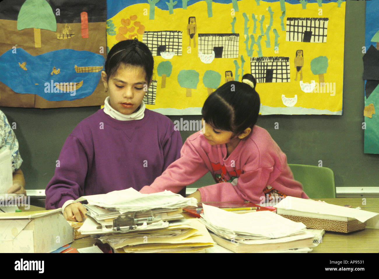 Etnica mista elemntary scuola bambini Arte progetto Foto Stock