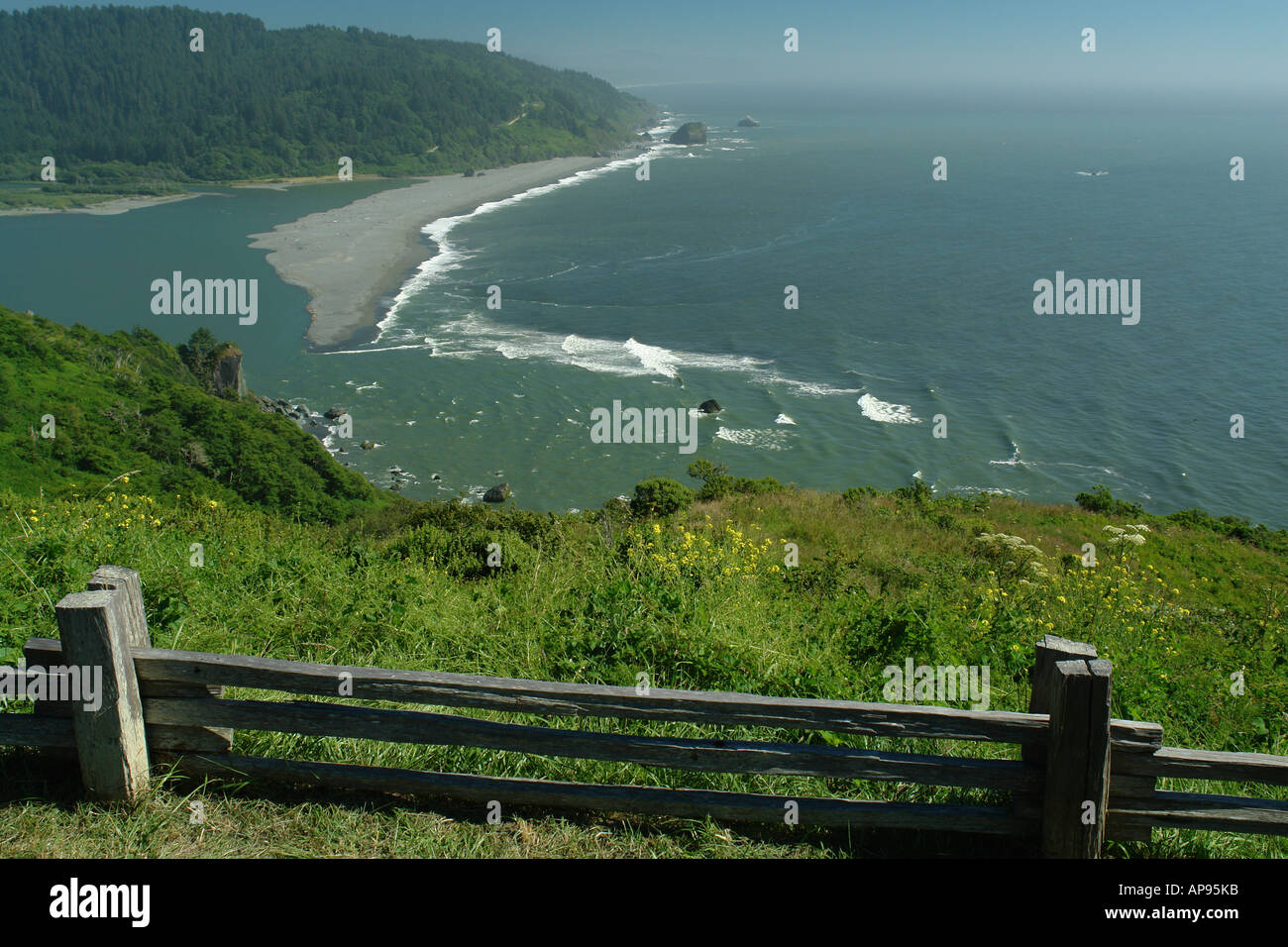 AJD51322, Requa, CA, California, Oceano Pacifico, Redwood National e i parchi statali di Klamath si affacciano sul fiume Foto Stock