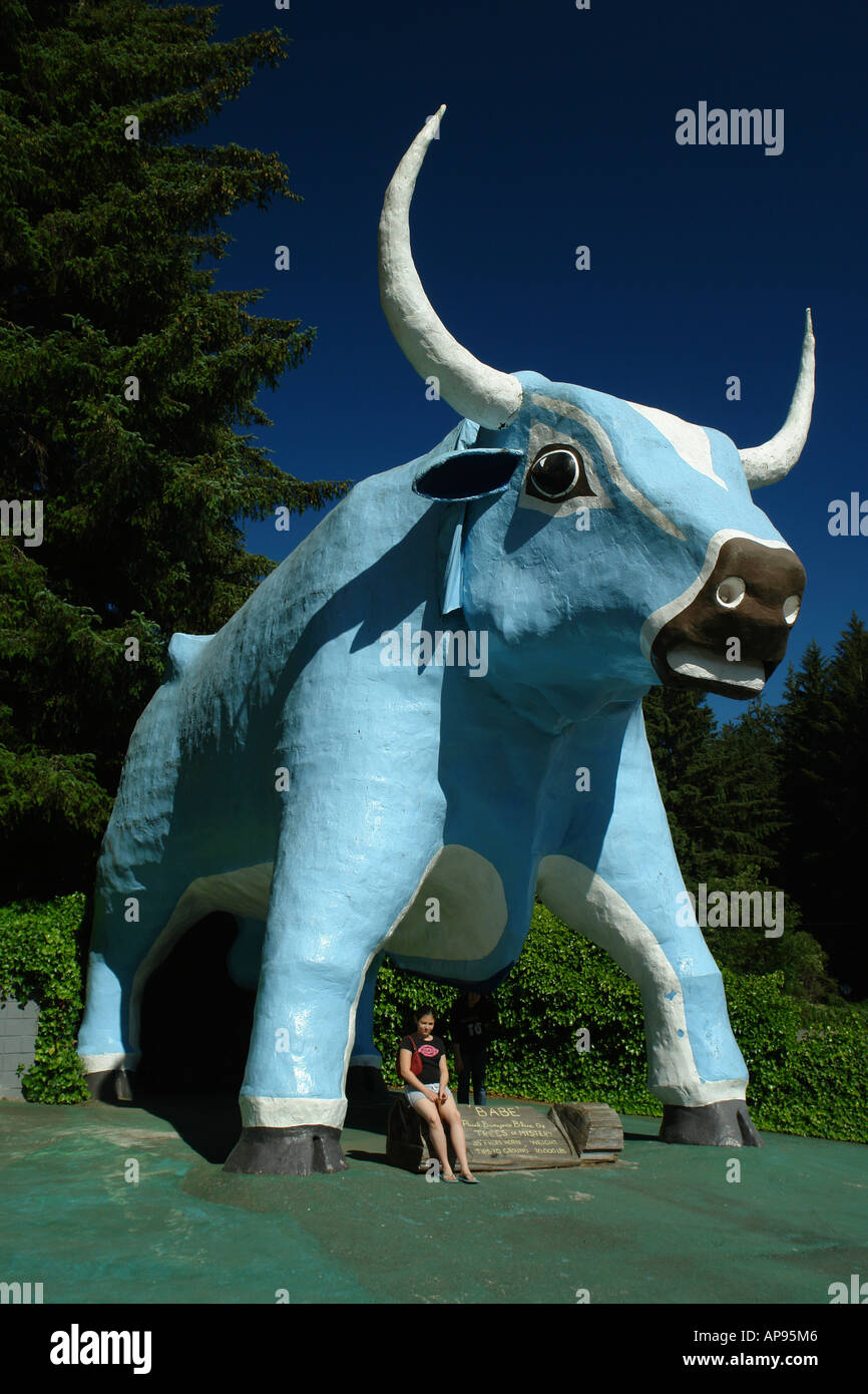 AJD51330, Klamath, CA, California, Oceano Pacifico, alberi di mistero, Babe il bue blu statua gigante Foto Stock