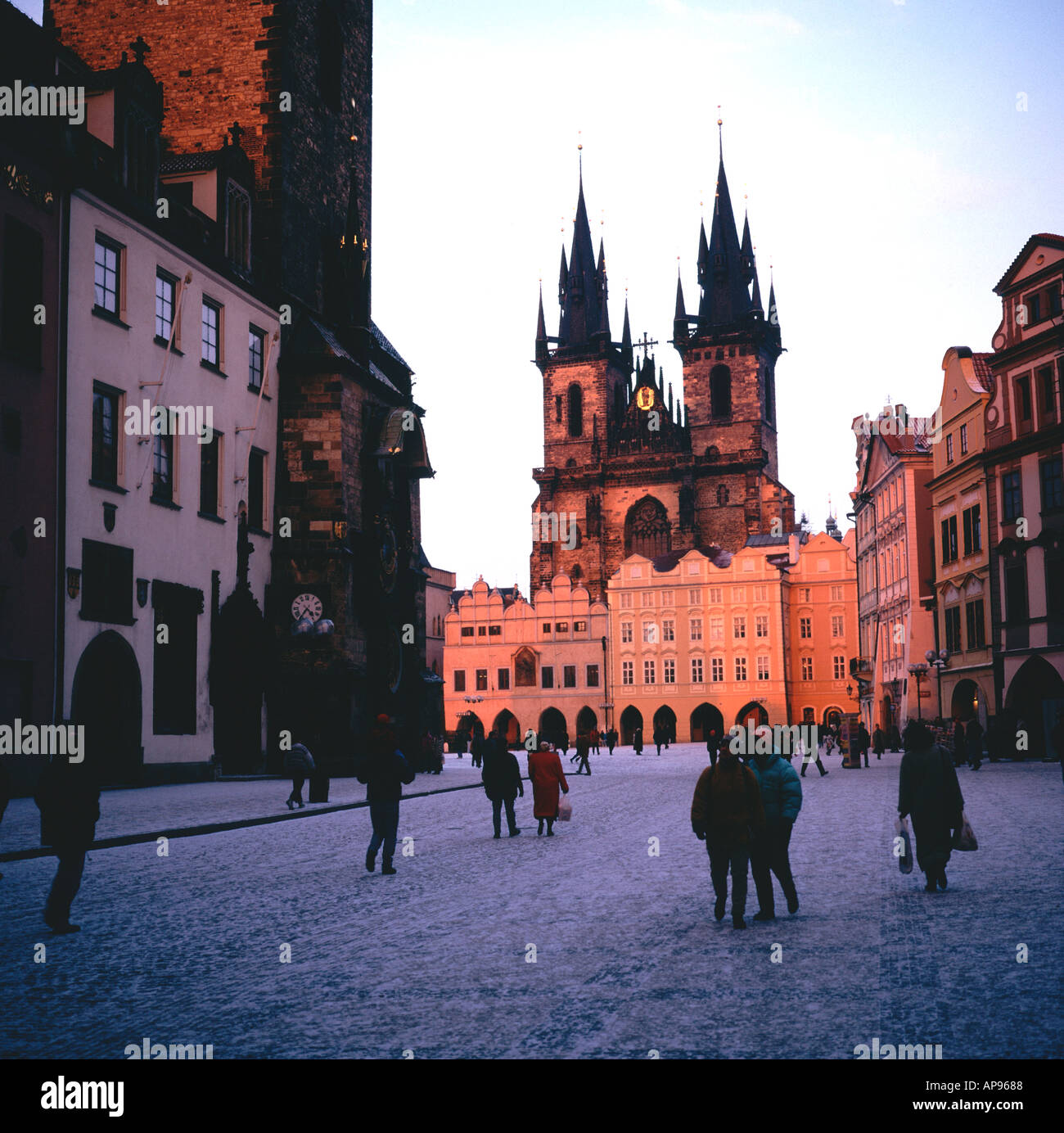 Piazza della Città Vecchia chiesa di Tyn Praga Repubblica Ceca al tramonto in inverno Foto Stock