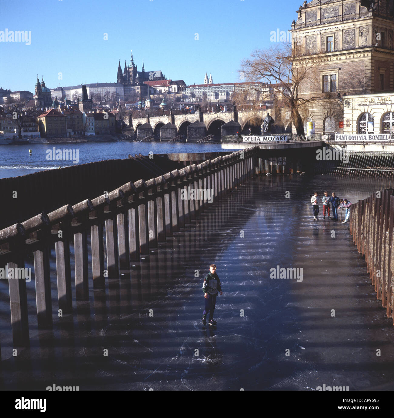 Frozen River Vlatava Praga Repubblica Ceca Foto Stock