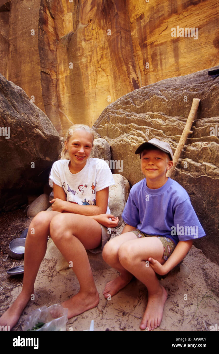 I giovani escursionisti in appoggio all'interno il Narrows Zion National Park nello Utah Stati Uniti d'America Foto Stock