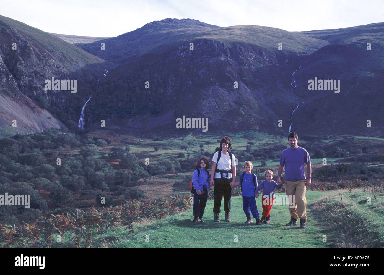 Una famiglia passeggiate vicino Aber cade Conwy North Wales UK Foto Stock