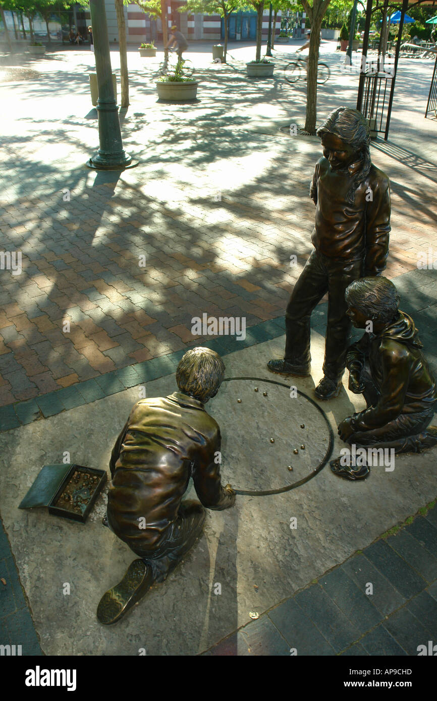 AJD50849 Boise, ID, Idaho, downtown, plaza, statua di bambini che giocano marmi Foto Stock