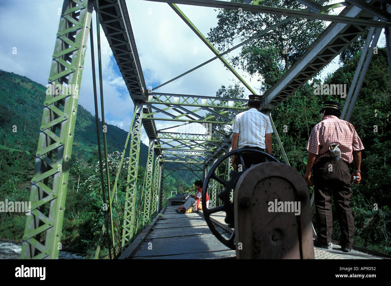 Le protezioni del treno che viaggiano sul tetto del treno Devil s naso treni da Guayaquil per Alausi Riobamba Ecuador Foto Stock