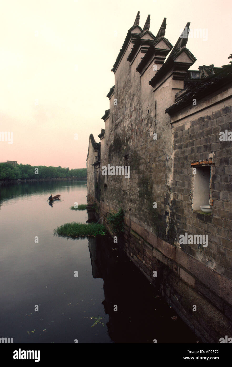 Una vecchia casa sorge dalle acque edge, Ningbo, Zhejiang , Cina Foto Stock