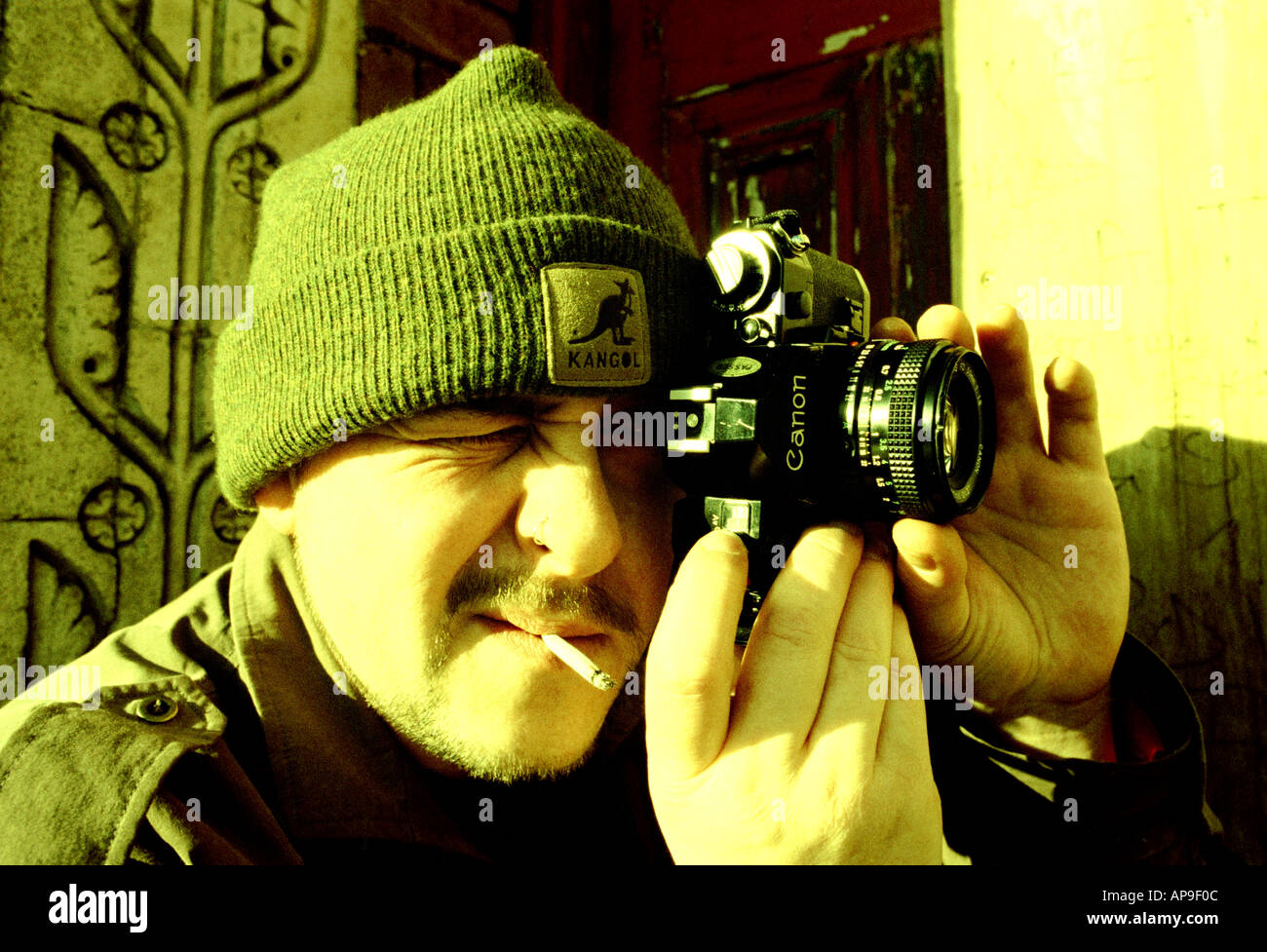 Un uomo prende una fotografia Foto Stock
