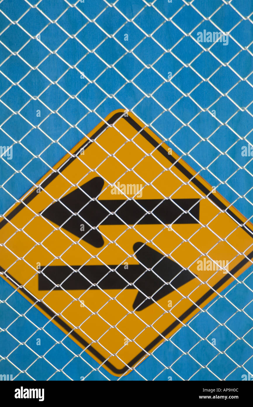 Grapic immagine di un cartello stradale con due frecce, rivolta a sinistra e a destra. Foto Stock