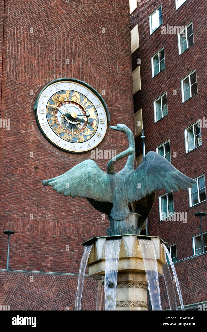 Fontana di Swan e orologio astronomico Radhus Municipio Oslo Norvegia Foto Stock