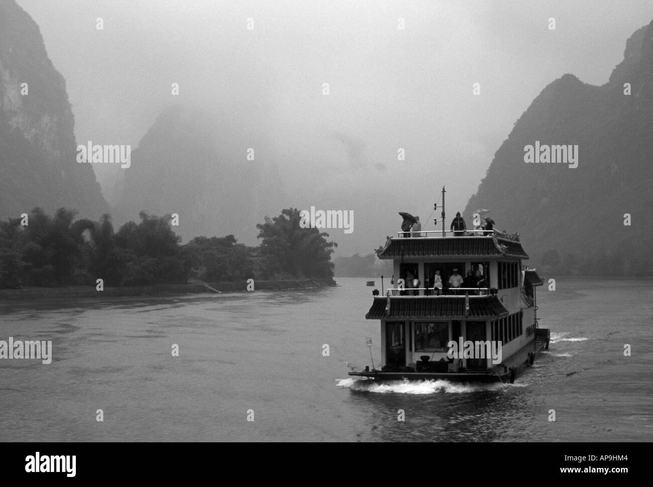 Calcare vette carsiche, il fiume li, maoer montagne, tra guilin e Yangshuo, provincia di Guangxi, Cina e Asia Foto Stock