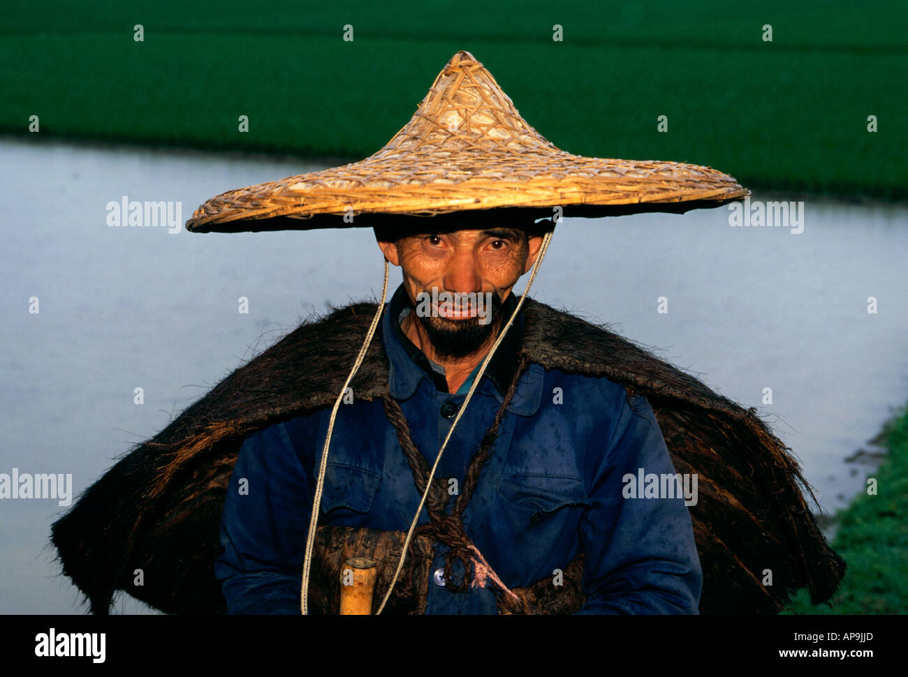 1, uno uomo cinese, agricoltore, indossare un cappello conico, contatto  visivo, vista frontale, ritratto, tra Moon Hill e Yangshuo, provincia di  Guangxi, Cina e Asia Foto stock - Alamy