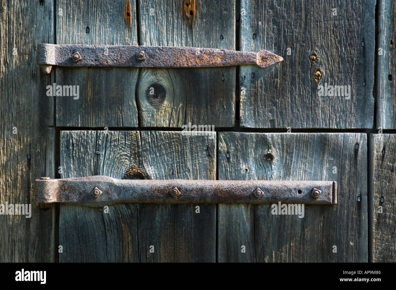 Il vecchio fienile porte con grandi cerniere arrugginite Foto Stock
