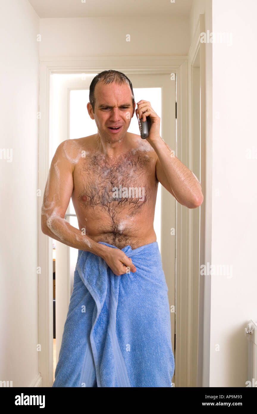 L'uomo arrabbiato che ha avuto fuori della doccia a telefono di risposta Foto Stock