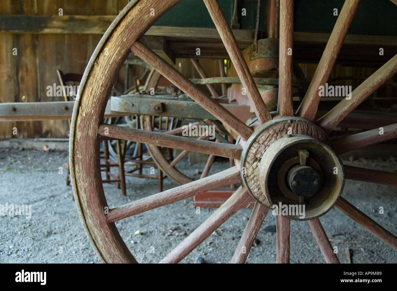 Ruote Di Carro In Legno Ruote di carro antico in legno immagini e fotografie stock ad alta