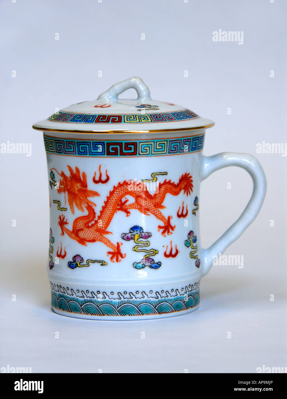 In ceramica cinese tazza da tè con coperchio, di colore bianco con dragon design. Foto Stock