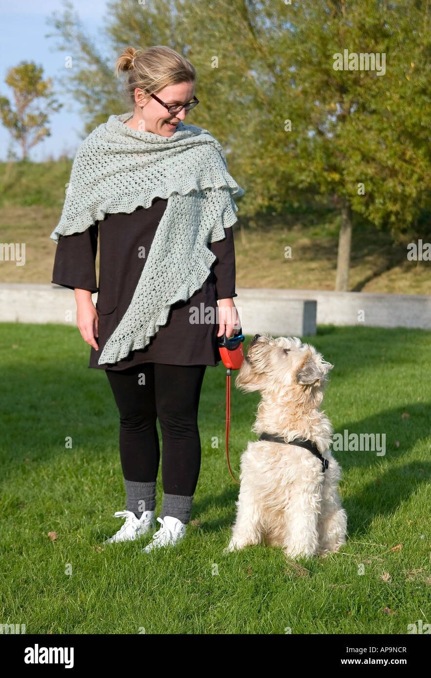 Donna e di addestramento del cane Foto Stock Donna e di addestramento del cane Foto Stock