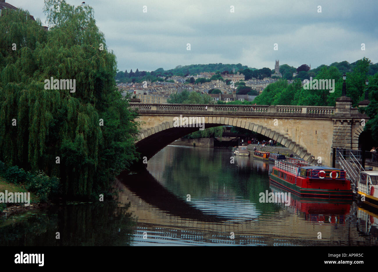Il fiume Avon attraversando la città, vasca spa, Somerset, Regno Unito Foto Stock