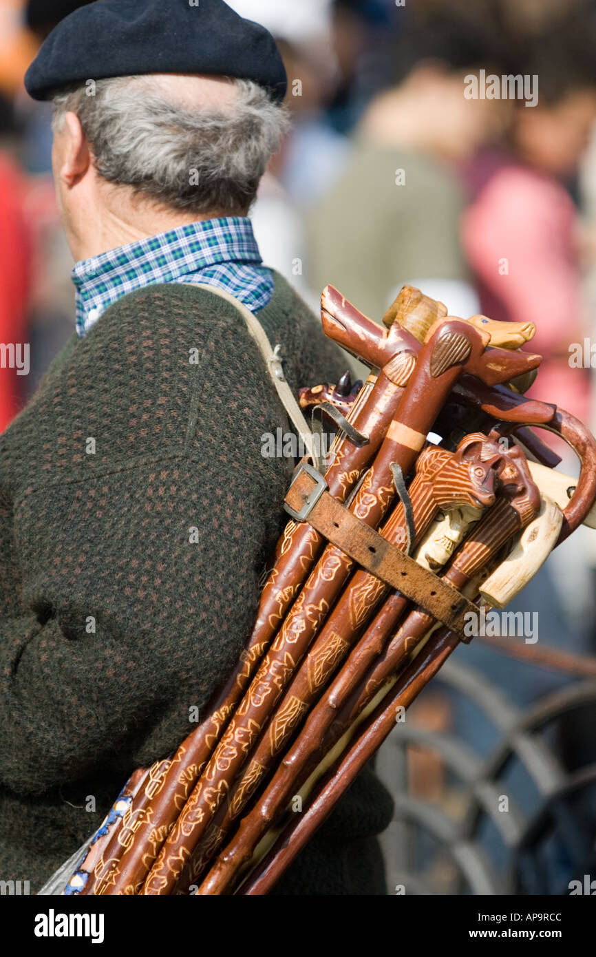 Il basco uomo indossando il tradizionale nero berretto basco porta un  fascio di fatto a mano bastoni da passeggio Foto stock - Alamy
