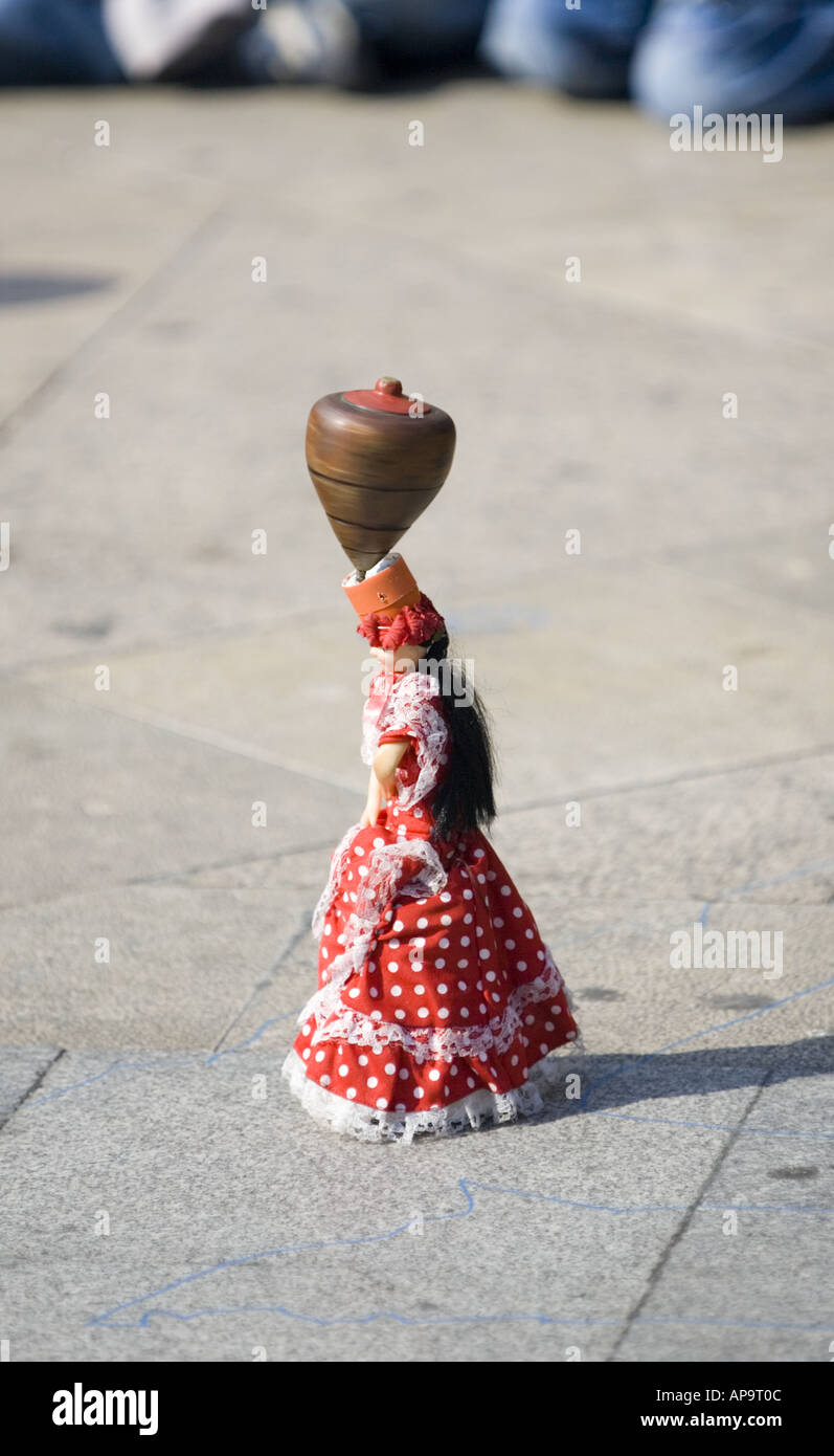 La filatura top bilanciato su una bambola di spagnolo durante il mercato della domenica tenuto in Plaza Nueva Bilbao Basque Country Spagna settentrionale Foto Stock