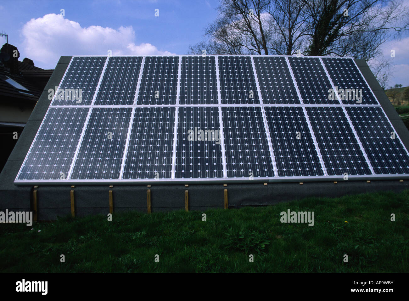 Foto interni pannelli di Voltaic su un oggetto costruito capannone. Powys, Wales, Regno Unito. Foto Stock